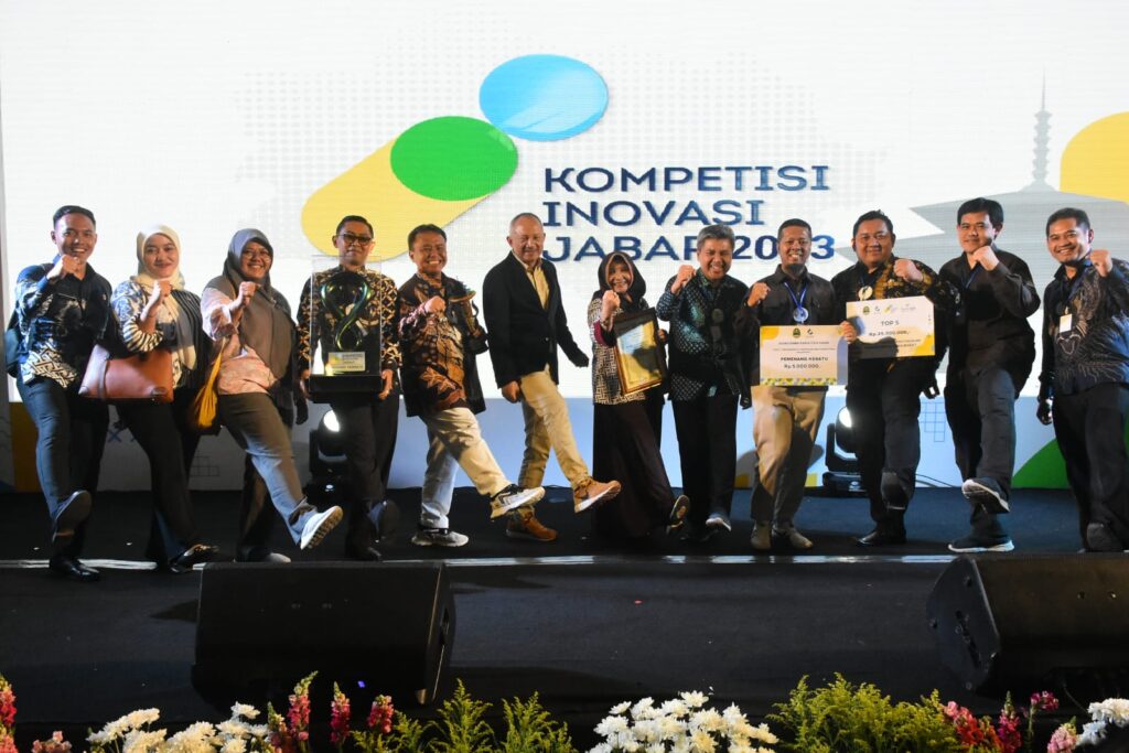 Kabupaten Sumedang berhasil meraih penghargaan sebagai Juara Umum (Best Of The Best) di ajang Kompetisi Inovasi Jawa Barat (KIJB) Tahun 2023 dan juga Kabupaten Terbaik Pertama dengan Inovasi WAKEPO (WhatsApp Kebutuhan Informasi dan Layanan Online), Serta Karya Tulis Terbaik Pertama yang ditorehkan oleh Hadi Ferdiansyah dan Nugraha Fitria Ruhyana, Pejabat Fungsional Bapppeda Kabupaten Sumedang.