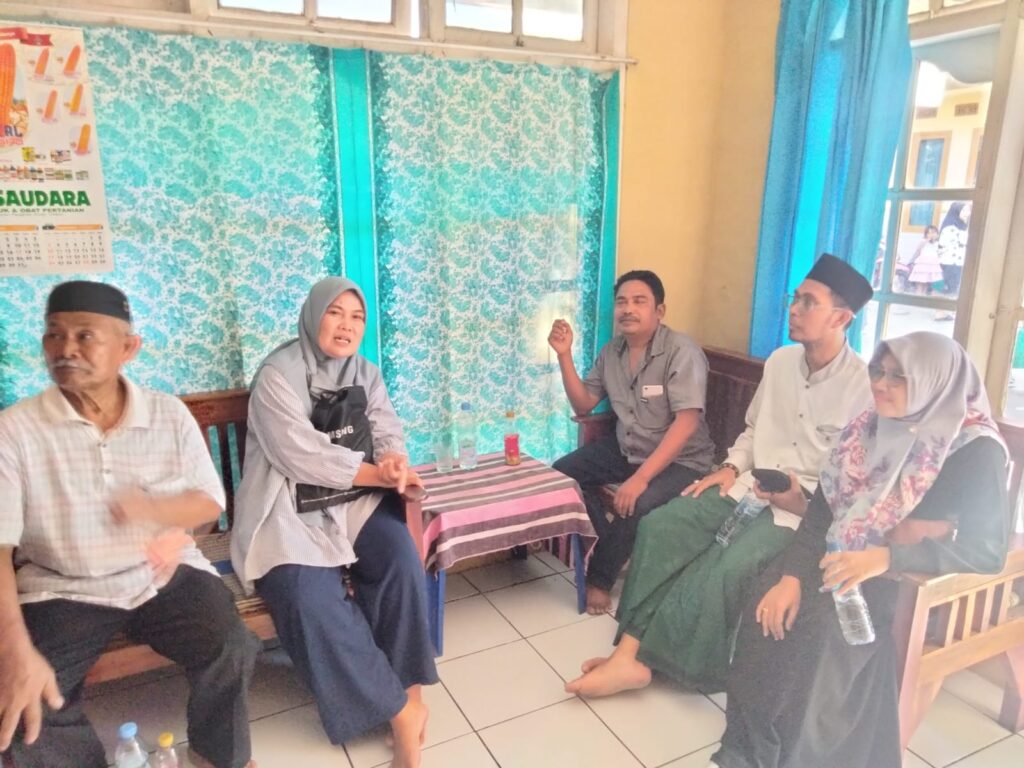 Didukung H Tarmadi, Rano Sumarno Calwu Nomor Urut 1 Desa Gebangilir Silaturahmi dengan Masyarakat Calon Kuwu Desa Gebangilir, Kecamatan Gebang, Kabupaten Cirebon, Rano Sumarno tidak bosan untuk turun menyapa masyarakat. FOTO: ISTIMEWA